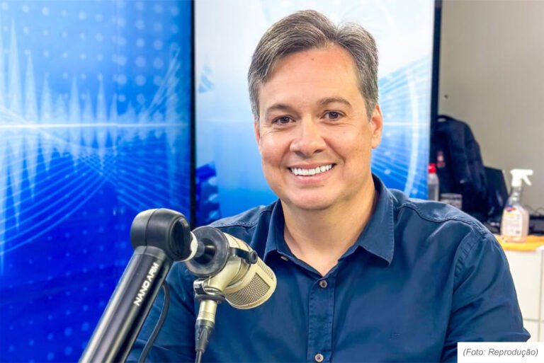 Microfone aberto prestando contas do mandato, uma conversa sobre política com clareza e, princip