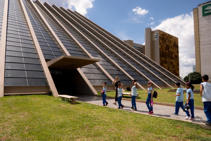 050326_mf_passeio-educacional-na-exposicao-e-pau-e-pedra-de-sergio-camargo-2