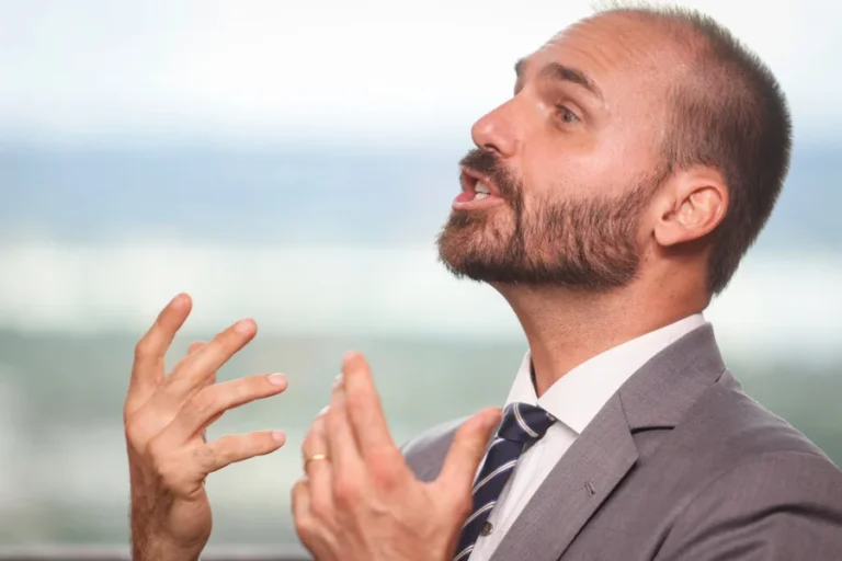 Deputado-Eduardo-Bolsonaro-PL-SP-e-entrevistado-pelo-colunista-Paulo-Cappelli-no-estudio-Metropoles-14