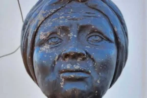 busto-de-tia-eva-em-frente-a-igreja-de-sao-benedito-erguida-pela-matriarca