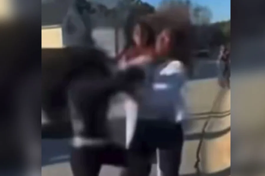 jada-de-casaco-branco-em-briga-com-outra-estudante