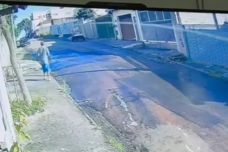 homem-e-eletrocutado-enquanto-andava-na-calcada