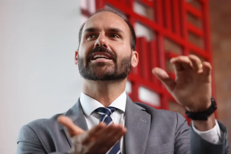 Deputado-Eduardo-Bolsonaro-PL-SP-e-entrevistado-pelo-colunista-Paulo-Cappelli-no-estudio-Metropoles-11