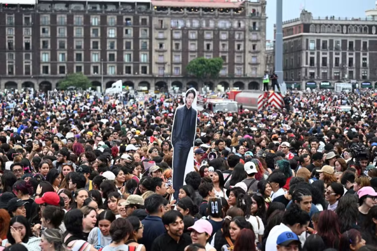 afp-20260507-b23a92r-v1-midres-mexicoskoreakpopfans