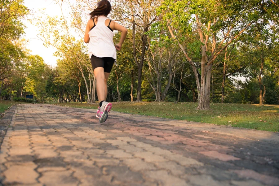 mulher-correndo-corrida-correr