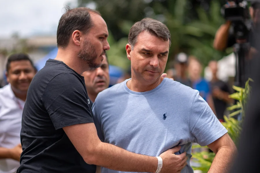 o-senador-flavio-bolsonaro-e-carlos-bolsonaro-durante-coletiva-no-frente-ao-hospital-df-star-onde-o-ex-presidente-jair-bolsonaro-esta-internado-metropoles-9-scaled