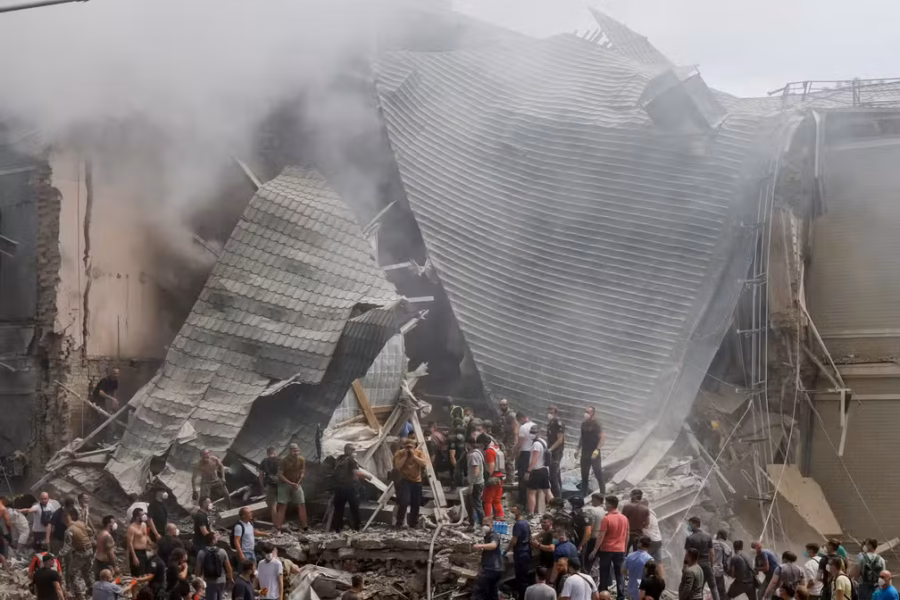 Ataque russo deixa mortos em Kiev, atinge hospital infantil e escola e amplia tensão na guerra da Ucrânia 2 2024 07 08t092206z 968883427 rc2xq8amdiou rtrmadp 3 ukraine crisis attack kyiv