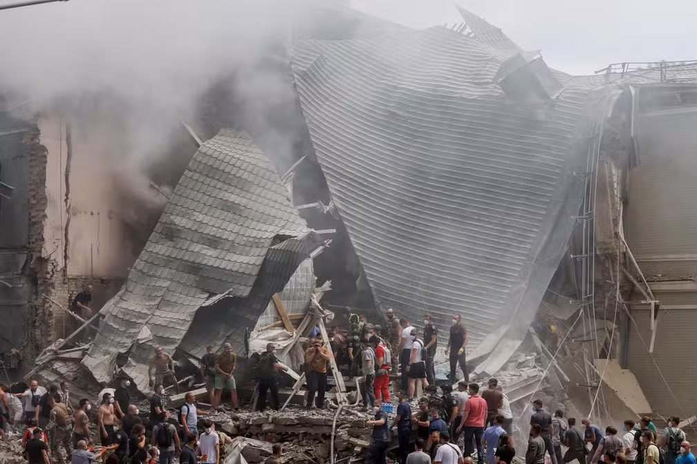 Ataque russo deixa mortos em Kiev, atinge hospital infantil e escola e amplia tensão na guerra da Ucrânia 1 2024 07 08t092206z 968883427 rc2xq8amdiou rtrmadp 3 ukraine crisis attack kyiv