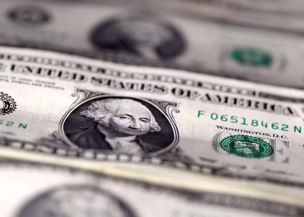 Dólar abre em queda, enquanto petróleo sobe e mercado aguarda ata do Fed 1 2025 01 22t173936z 1 lynxnpel0l0qj rtroptp 4 fluxo cambial semanal