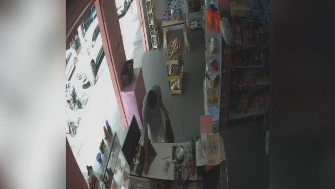 Homem furta celular de loja em Bayeux e cameras registram crime 1200x675 1