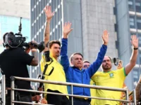 Jair Bolsonaro com os filhos Renan Flavio e Carlos