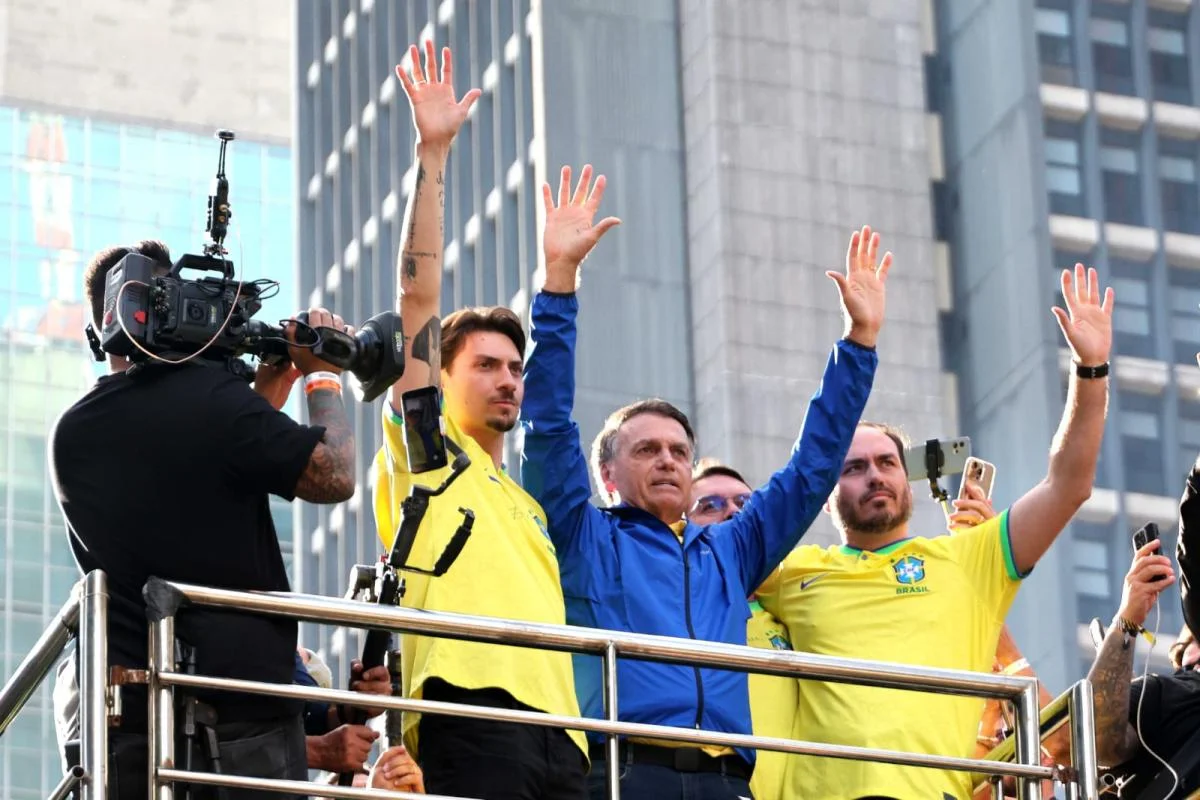Jair Bolsonaro com os filhos Renan Flavio e Carlos