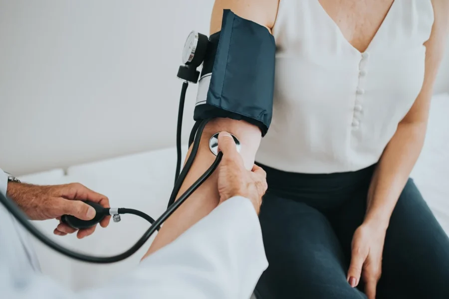 Inflamação pode influenciar pressão alta e se tornar novo alvo para tratamentos, aponta estudo 2 aferir pressao 1
