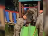 bombeiros crianca parquinho