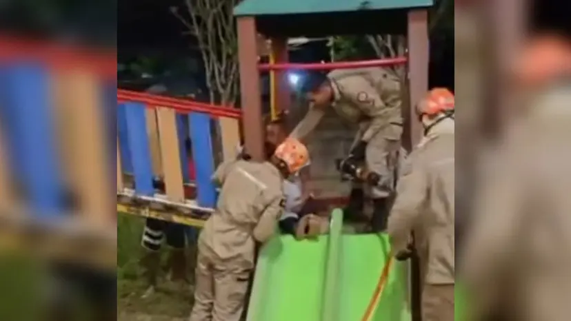 Corpo de Bombeiros resgata criança com cabeça presa em brinquedo de parquinho em João Pessoa 3 bombeiros crianca parquinho