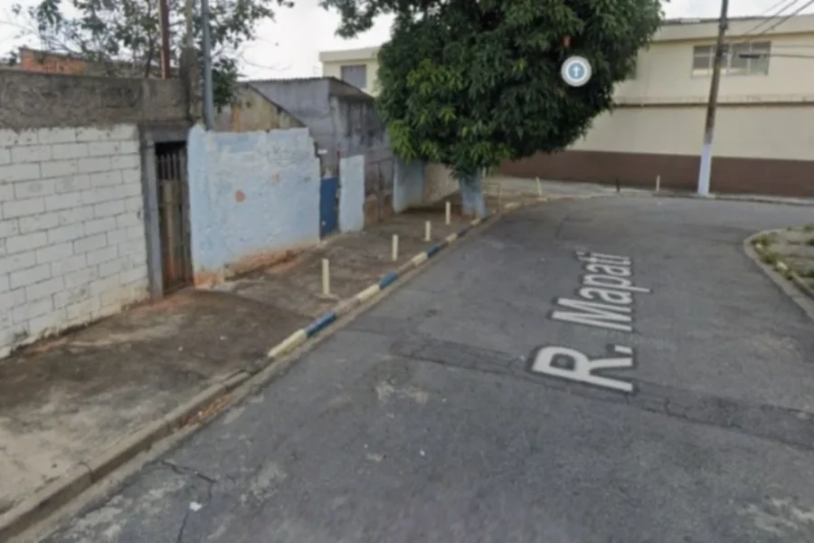 Homem de 72 anos é assassinado e tem corpo escondido sob entulho dentro da própria casa em São Paulo 2 casa homicidio rua