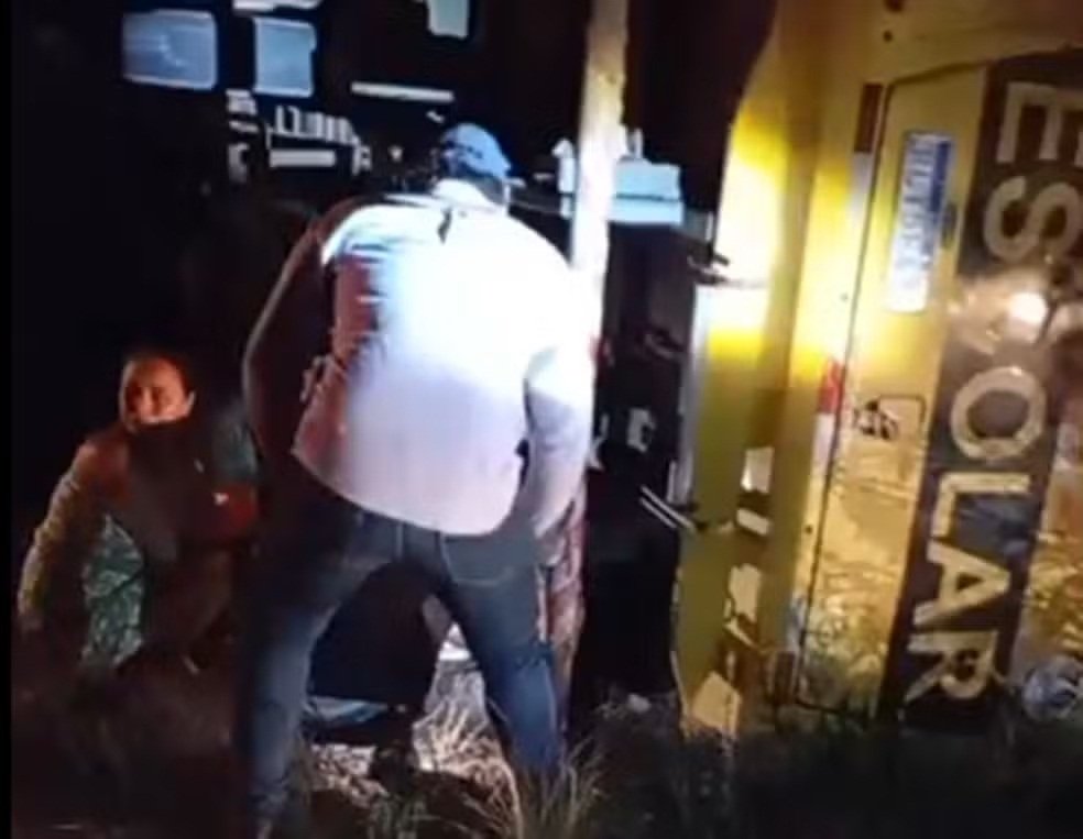 Ônibus escolar tomba na BR-230 e deixa cinco pessoas feridas entre Juazeirinho e Soledade 1 download 8
