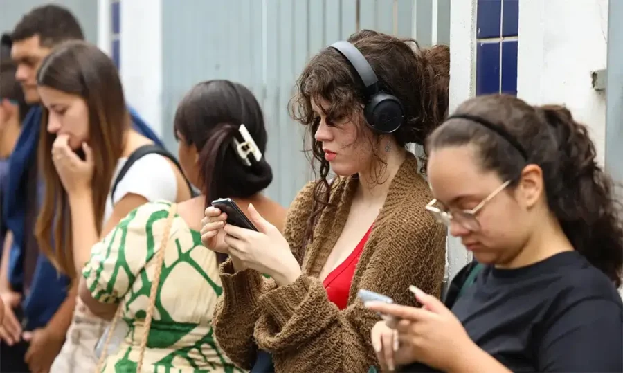 Adolescentes reconhecem problemas da internet e defendem mudanças, aponta pesquisa 2 enem celular.jpg