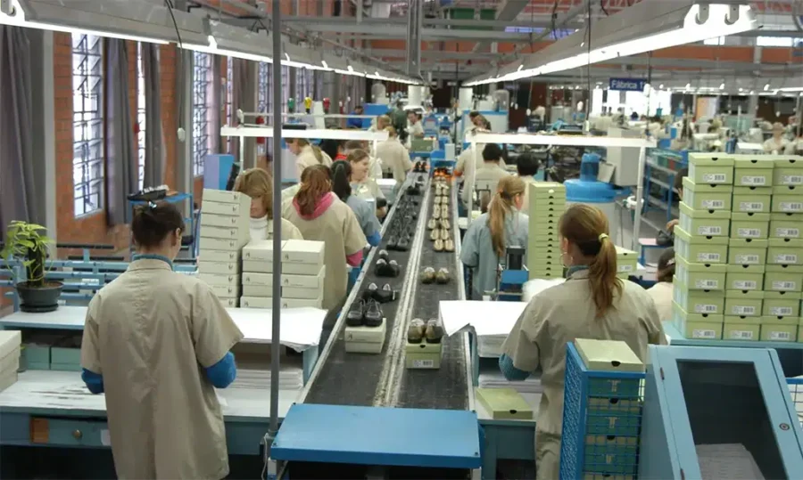Empresas com 100 ou mais empregados têm até 31 de agosto para atualizar dados do Relatório de Transparência Salarial 2 fabrica de calcados.jpg