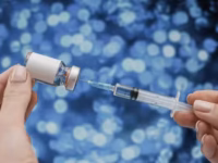 hand filling syringe with vaccine