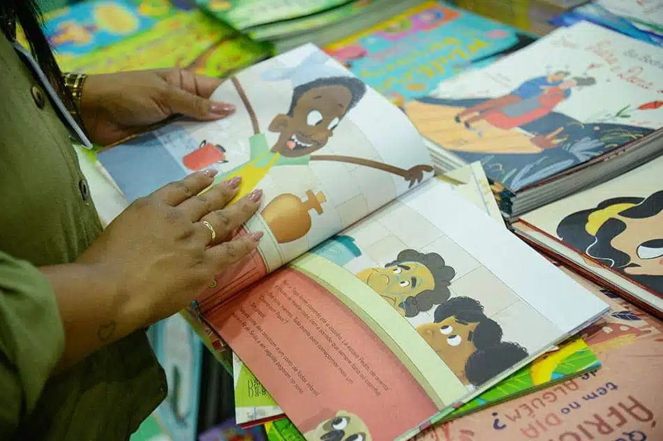Escolas públicas têm até 8 de setembro para escolher livros didáticos que serão usados em 2027 1 livro infantil.jpg