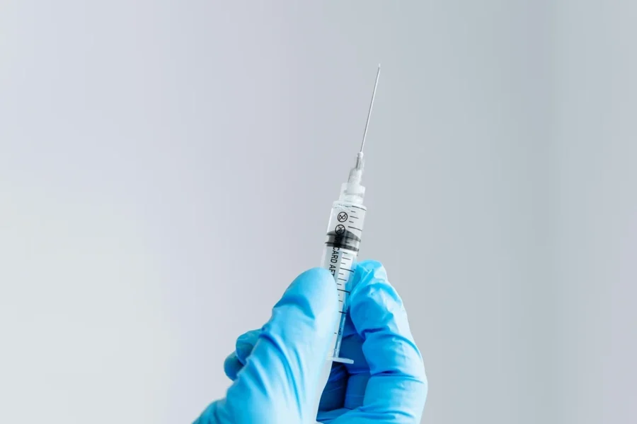Tríplice viral é segura? Especialistas rebatem alegações sobre risco de morte 2 seringa vacinas