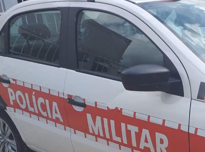 Homem é preso suspeito de assalto a loja de celulares em Sousa, no Sertão da Paraíba 1 viatura da pm secompb