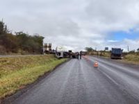 Caminhao sai da pista na BR 230 em Campina Grande e invade canteiro central 1200x675 1