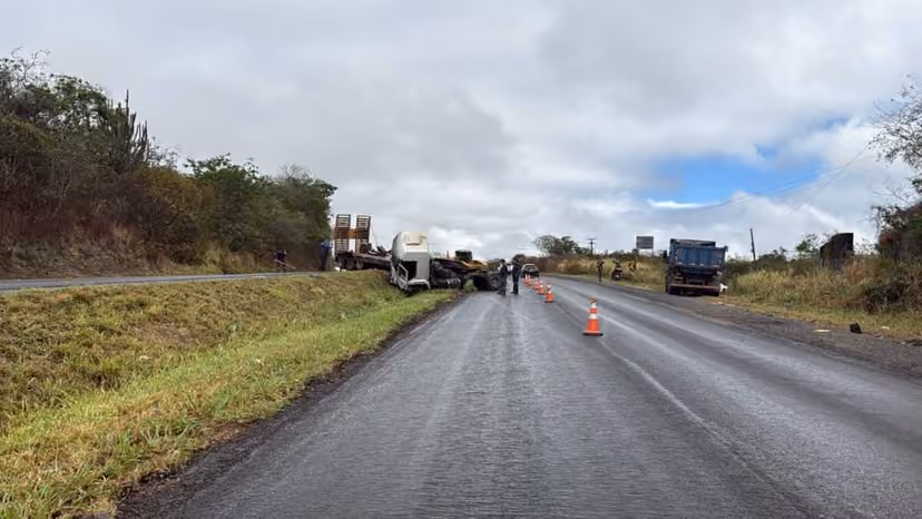 Caminhao sai da pista na BR 230 em Campina Grande e invade canteiro central 1200x675 1