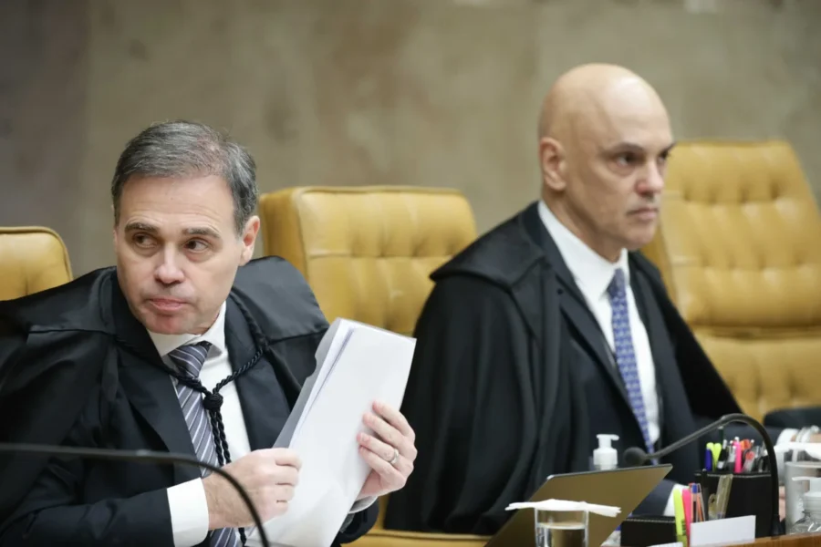 ministros do supremo tribunal federal stf andre mendonca e alexandre de moraes sentados lado a lado em sessao da corte apos vazamento de conversa do ministro com vorcaro metropoles 5 scaled 1