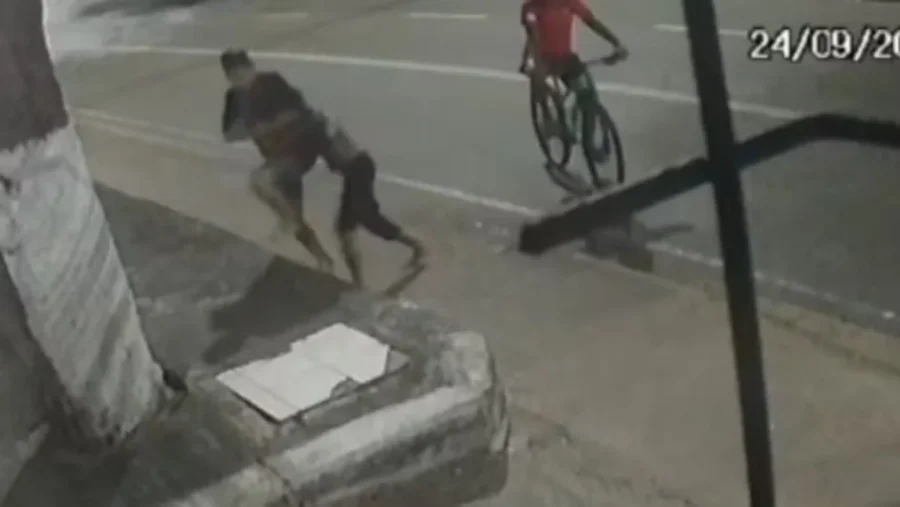 mulher golpe garrafa fortaleza