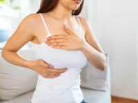mulher suspeita de cancer de mama e recorre a mamografia digital
