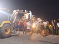 Caminhao com carga de frangos capota em Logradouro