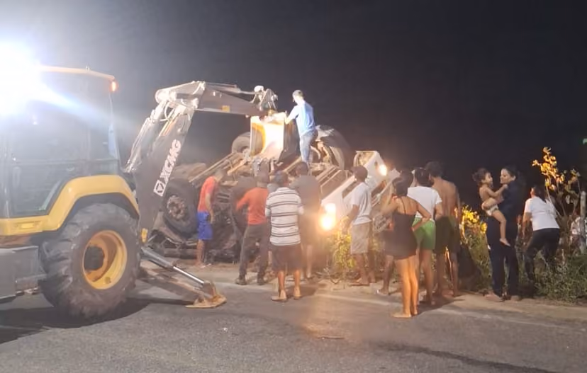 Caminhao com carga de frangos capota em Logradouro