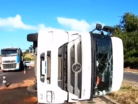 Carreta tomba e ocupa trecho do viaduto das Tres Lagoas em Oitizeiro