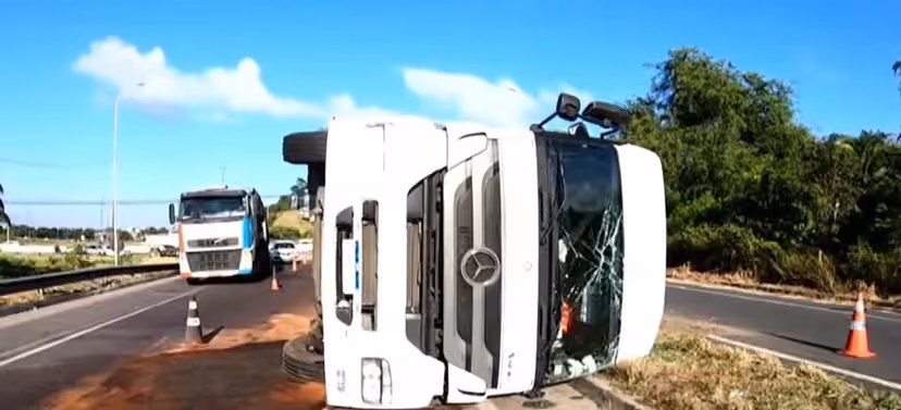Carreta tomba e ocupa trecho do viaduto das Tres Lagoas em Oitizeiro