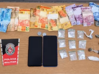Dupla e presa com drogas e dinheiro em casa abandonada em Campina Grande