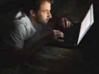 homem mexendo no computador