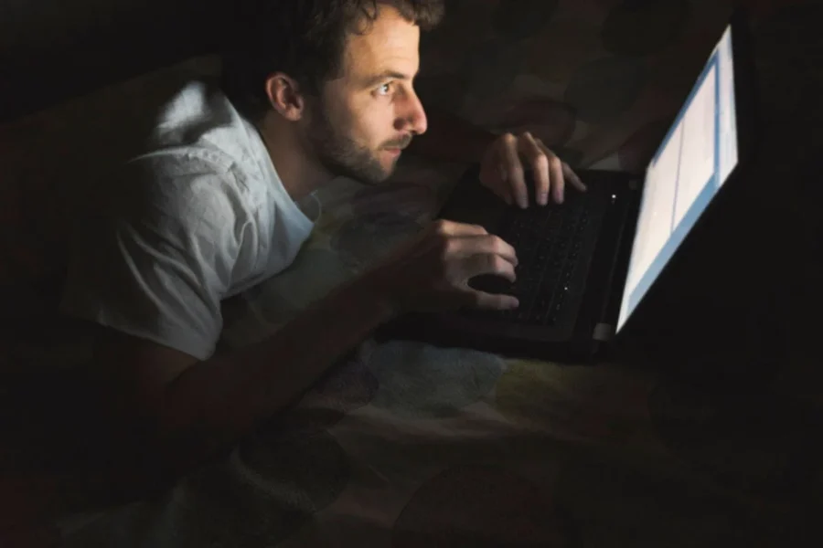homem mexendo no computador