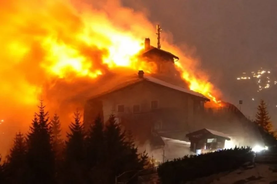 incendio de grandes proporcoes destroi antigo retiro de hitler na alemanha