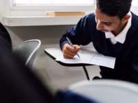 jovem fazendo prova