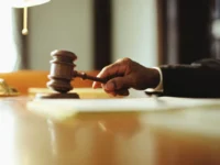 juiz batendo martelo em tribunal