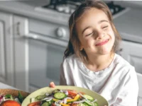 menina comendo saudavel alimentacao equilibrada