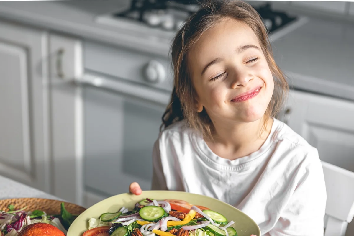 menina comendo saudavel alimentacao equilibrada