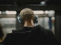 pessoa concentrada ouvindo musica