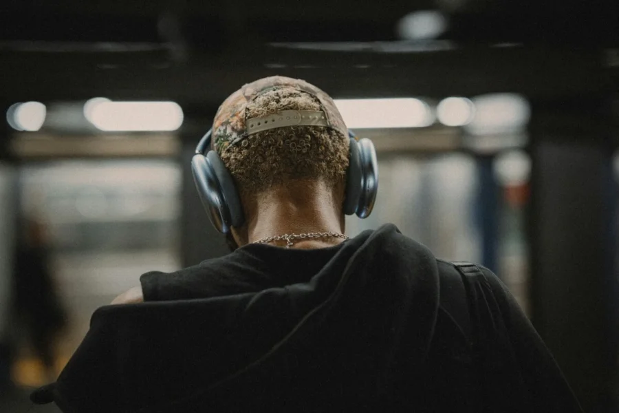 pessoa concentrada ouvindo musica